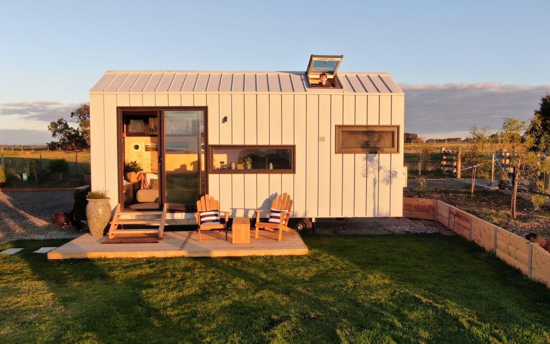 From Power Bills to Profit: How Off-Grid Tiny Homes on Wheels Cut Costs and Boost ROI for Hosts